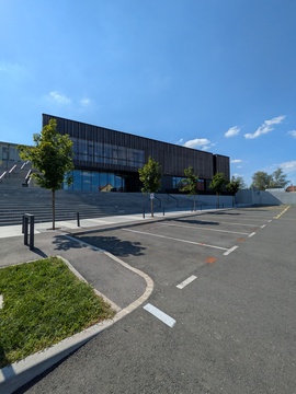 Cona poljubi in odpelji pred Kulturim centrom Škocjan